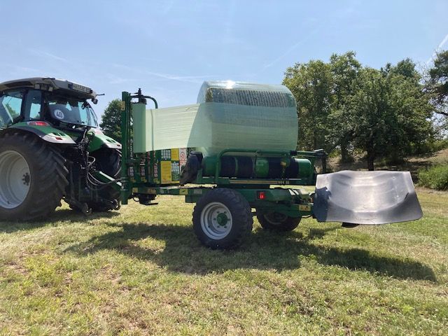 McHale Wickler am Traktor auf der Wiese
